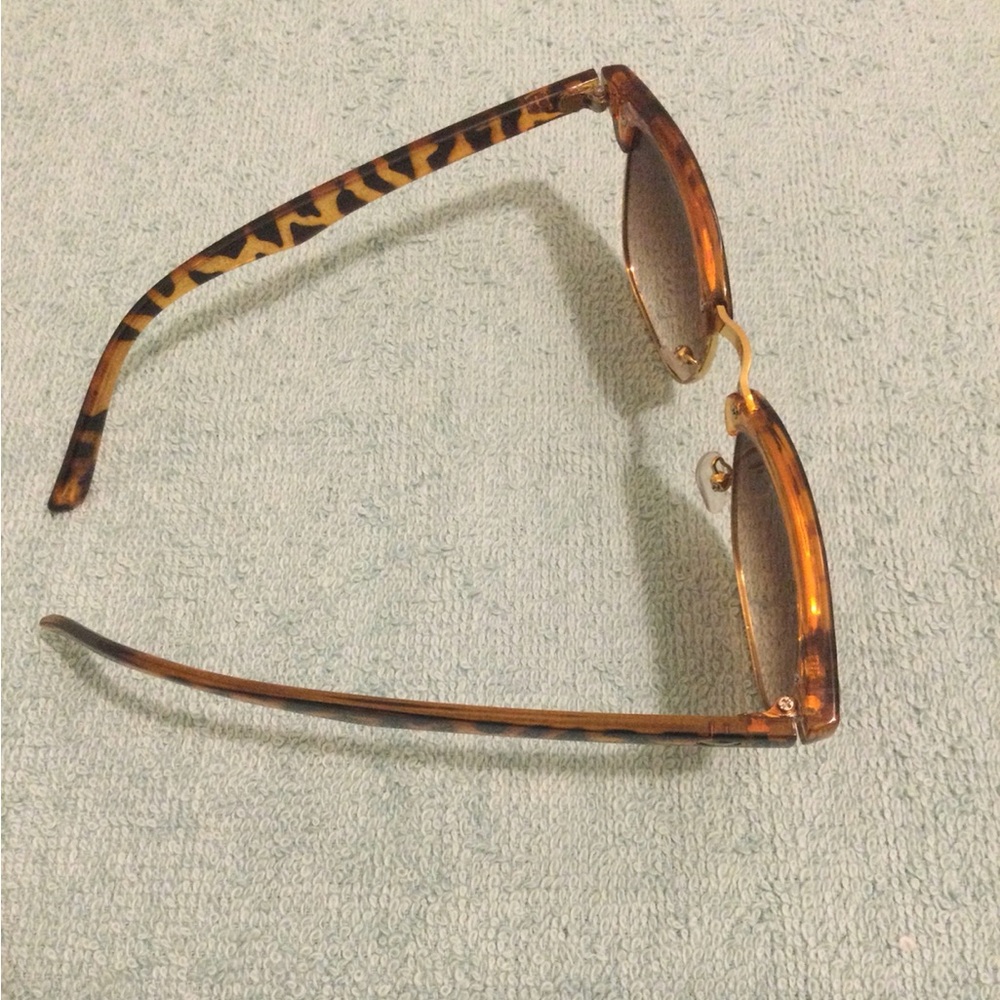 Woman’s Faux Tortoise Shell Sunglasses 🌸 - Picture 4 of 5
